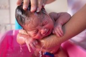pierwsza kąpiel niemowlęcia