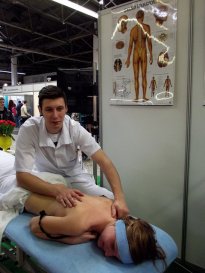 masażysta w trakcie wykonywania masażu