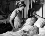 pielęgniarka przy łóżku pacjenta